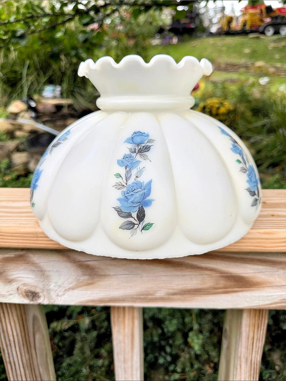 Opal Melon Shade, Sapphire Roses Scene, 10" fitter (03508) crimped gorgeous 175